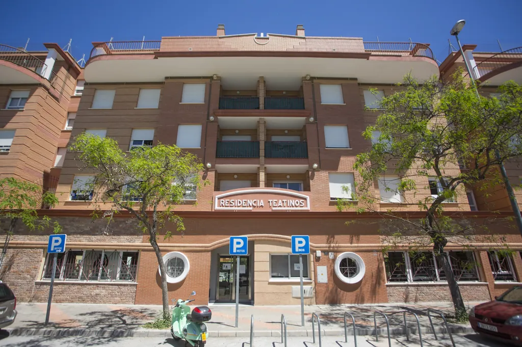 Fachada de ladrillo de la Residencia Universitaria Teatinos, con el rótulo sobre la entrada