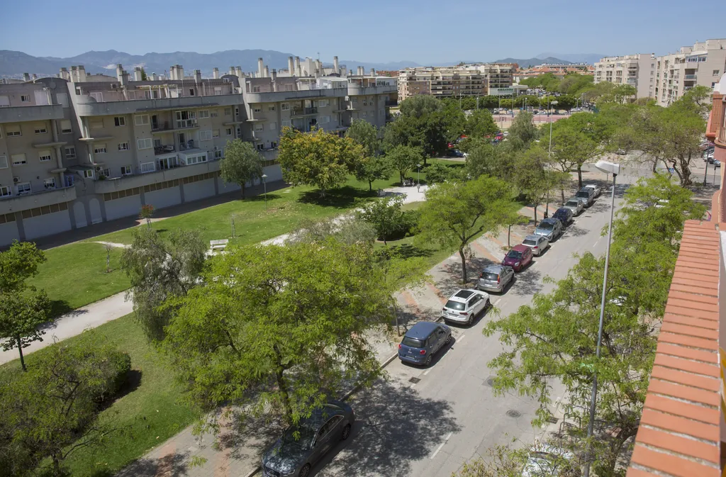 Vista del barrio de Teatinos con sus calles arboladas y edificios desde la residencia